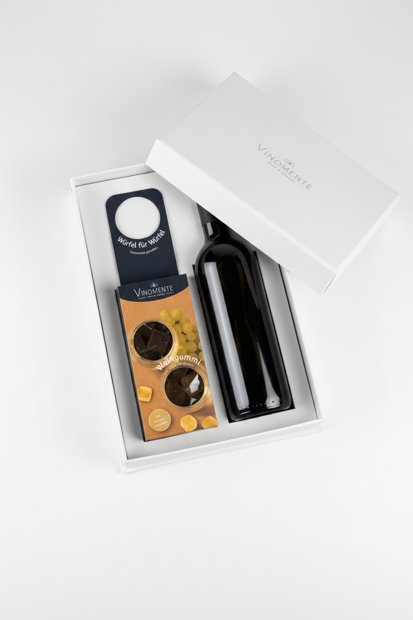Weingummi mit Weißwein, Flaschenanhänger als Geschenk-Upgrade für Weinflaschen, Weingeschenk und Geschenk für Weinliebhaber, Gastgeschenk unter 5 €, Vinomente ist eine Marke der W&S Wine & Sweets GmbH, Hersteller von Weingummi mit Wein, laktosefrei, glutenfrei  ohne Gelatine