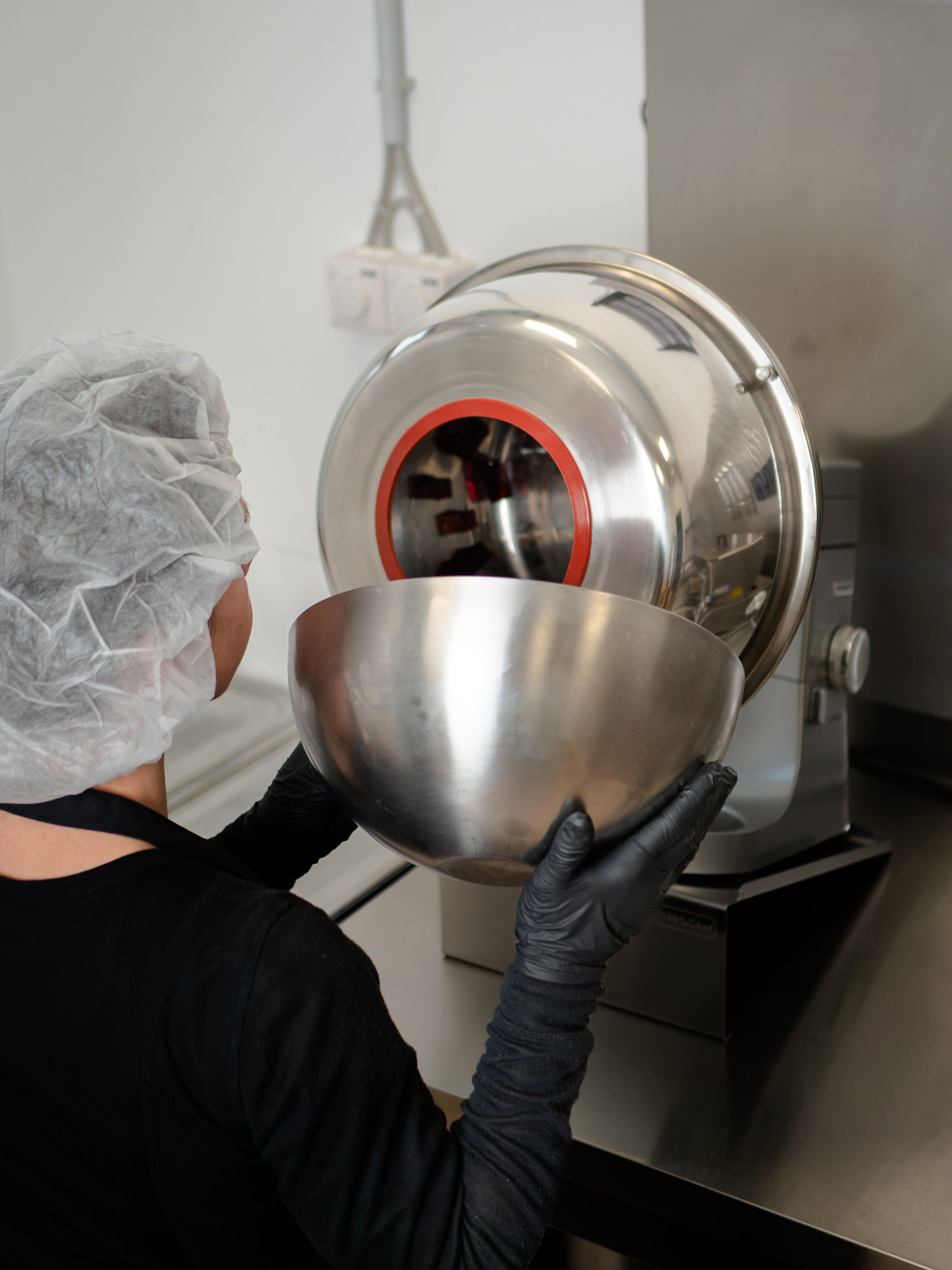 Winzerin und Gründerin von Vinomente Susanne Gebhardt aus Meißen, Dragieren von Weingummi, Vinomente ist eine Marke der W&S Wine & Sweets GmbH, Hersteller von Weingummi mit Wein, laktosefrei, glutenfrei  ohne Gelatine