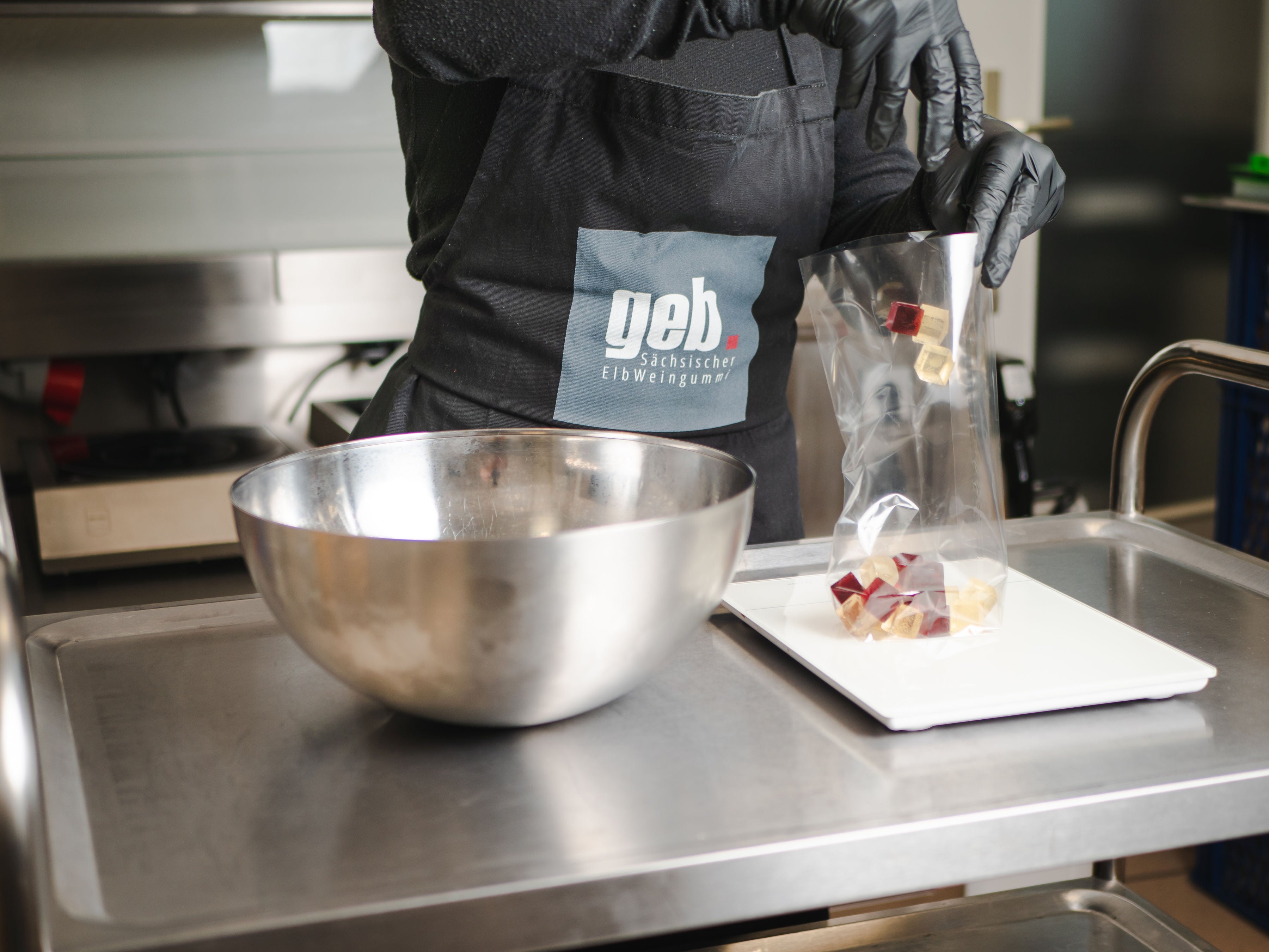 Winzerin und Gründerin von Vinomente Susanne Gebhardt aus Meißen, Abpacken von Weingummi, Vinomente ist eine Marke der W&S Wine & Sweets GmbH, Hersteller von Weingummi mit Wein, laktosefrei, glutenfrei  ohne Gelatine